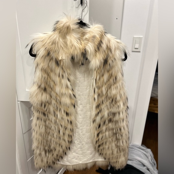 Raccoon Fur Vest - Picture 2 of 4
